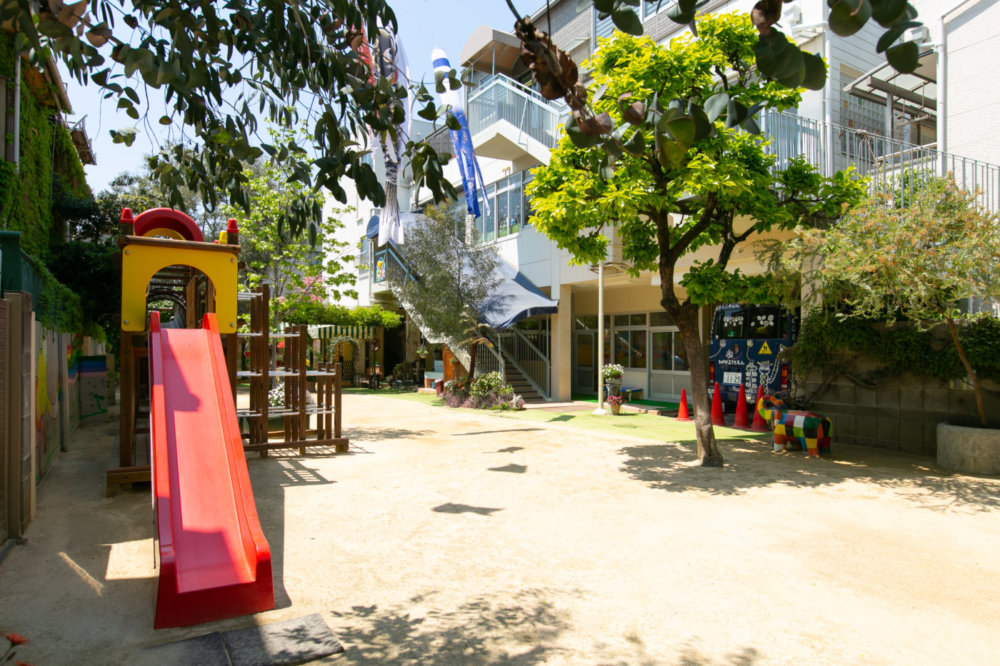 園庭と園舎｜にしたかどのわかばようちえん｜西高殿若葉幼稚園