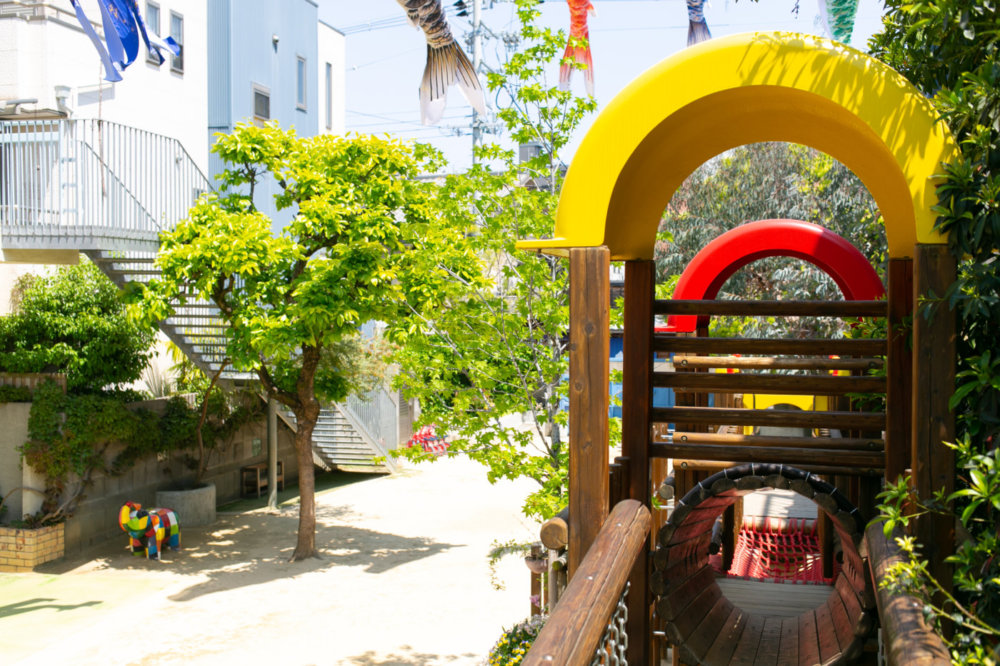 園庭と園舎｜にしたかどのわかばようちえん｜西高殿若葉幼稚園