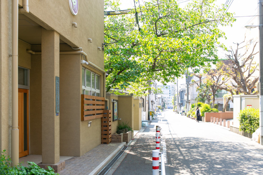 園庭と園舎｜にしたかどのわかばようちえん｜西高殿若葉幼稚園